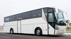 Jeden mŕtvy a 25 zranených pri havárii poľského autobusu