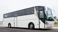 Jeden mŕtvy a 25 zranených pri havárii poľského autobusu
