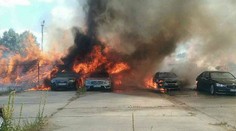 V bratislavskej Petržalke vypukol veľký požiar. Rozšíril sa už aj na okolité autá