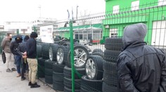 Policajti v Komárne našli v havarovanom aute šesť utečencov