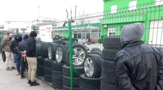 Policajti v Komárne našli v havarovanom aute šesť utečencov