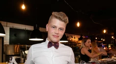 Oliver Oswald sa úplne dochrámal! Krv mu presakovala cez košeľu