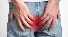 Sedíte s telefónom na toalete dlhé minúty? Riskujete tým nepríjemné ochorenie