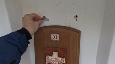 Zo stien vytrhali obrazy a porozhadzovali ich. Pútnické miesto v Považskej Bystrici zničili vandali