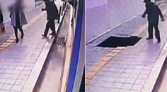 Dvaja chodci zmizli v diere v chodníku