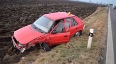 Tragická nehoda pri Leviciach! Vodičovi (†64) prišlo zle, auto sa stalo neovládateľné