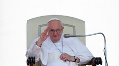 Stav pápeža Františka sa stabilizoval, no naďalej zostáva pod dohľadom lekárov