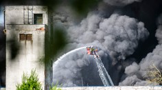 Hasiči požiar v Rovinke úplne zlikvidovali. Zasahovalo ich tam vyše 180