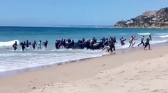 Poplach na španielskej pláži. Z člna vyskočili desiatky migrantov a utekali medzi ľudí