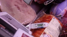 FOTO: Špina, námraza aj pokazené potraviny. Kontroly odhalili zarážajúce podmienky v obchodoch