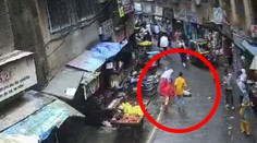 VIDEO: Hororová nehoda na rušnej ulici. Dieťa (4) zomrelo po zrážke so psom, ktorý vypadol z piateho poschodia