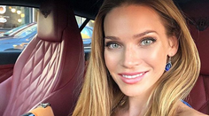 Andrea Verešová len ako ju Pán Boh stvoril. Fotka spredu