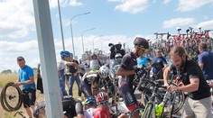 Hororový pád na TdF zachytil mechanik jedného tímu
