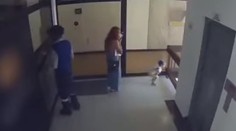 Matka v poslednej chvíli zachránila dieťa pred pádom do schodiskovej šachty