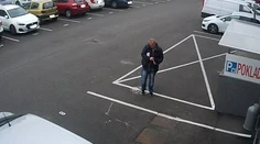 Neodolal taške s tisícami eur na parkovisku a zmizol s nimi. Tohto muža zachytila kamera