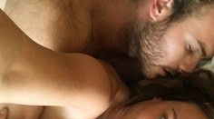 Reality hviezda a jej selfie hore bez s milencom v posteli