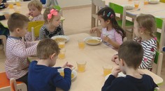 V škôlkach zvyšujú poplatky. Aj za obedy, ktoré mali byť zadarmo