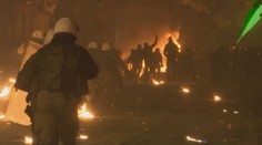 Horiace autá a drsné bitky s políciou. Demonštrácie v Grécku sprevádza násilie