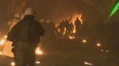 Horiace autá a drsné bitky s políciou. Demonštrácie v Grécku sprevádza násilie