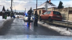 Bizarná nehoda v Stupave. Vodička vyšla autom na zvodidlá a zostala kolesami vo vzduchu