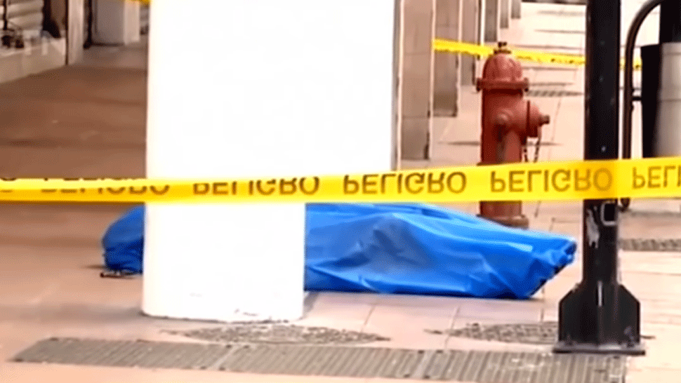 Telá obetí koronavírusu v Ekvádore nestíhajú pochovávať. Ležia na uliciach