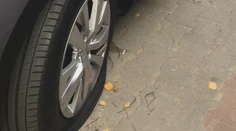Vandal v Námestove prepichuje pneumatiky vodičom s neoravskými značkami