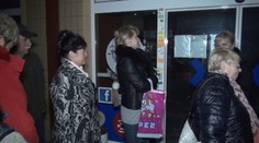 Realita na Slovensku: Pacienti spia pred nemocnicou od večera. S časenkami sa "kšeftuje"