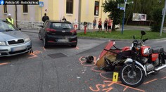 Dieťa, ktoré viezol v sajdkáre opitý motorkár, skončilo po nehode s ťažkými zraneniami. Narazilo do nich auto
