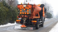 Posypová soľ výrazne zdražela. Niektoré mestá budú preto možno soliť menej