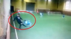 Tréner si pomýlil loptu s chlapcom. Dieťa sa otočilo vo vzduchu