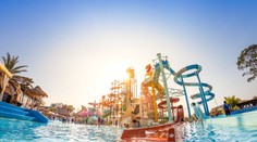 Jej syn sa topil, ona si zatiaľ spievala pesničku z mobilu. Po tragédii v akvaparku sa navzájom žalujú matka s mestom