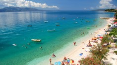 VIDEO: Šialený boj o ležadlá pri bazéne. Dovolenkári sa na ne vrhli ako supy