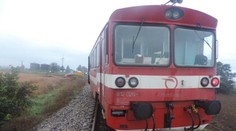 Príšerná nehoda pri Pezinku. Vlak amputoval dievčaťu obe nohy