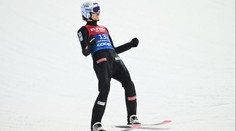 Zlato z MS venoval chorému otcovi. Nórsky skokan na lyžiach v cieli prežil emotívne chvíle