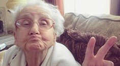 Babička je hviezdou internetu: Zomiera a pravnuk jej takto zdvíha náladu