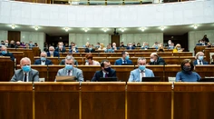 Fico hovorí o fašizme, Cigániková sľubuje bezpečnosť. Do parlamentu môže prísť šesť pozitívnych poslancov
