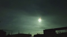 Vzácny úkaz, ktorý sotva zachytí kamera. Nočnú oblohu preťala ohnivá žiara