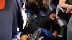 Horor na palube lietadla. Po silných turbulenciách je 27 zranených, medzi nimi aj deti