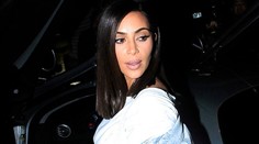 Kim Kardashian vystupovala z auta. Snažila sa skrývať, aj tak jej všetci videli pod šaty