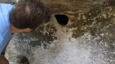 Muž vopchal ruku do diery. To, čo odtiaľ vytiahol, naháňa strach