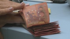 Minimálna mzda na Slovensku presiahne 900 eur. Benefitovať bude aj štát, hovorí ekonóm