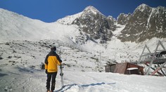 Zimný paradox: Na dolniakoch sa lyžuje naplno, najvyššia zjazdovka na Slovensku stojí