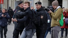 Počas víkendových protestov v Bielorusku zadržali stovky ľudí