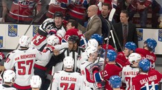 VIDEO: Nebývalá kuriozita NHL. Slafkovského spoluhráč sa pobil so súperom na striedačke