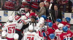 VIDEO: Nebývalá kuriozita NHL. Slafkovského spoluhráč sa pobil so súperom na striedačke