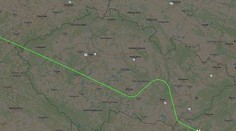 Lietadlo s Trumpom sa cestou do Indie oblúkom vyhlo českému mestu. Internet zaplavili vtipy