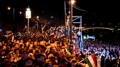 VIDEO: Výbuch eufórie v Budapešti. Ľudia sa objímali s cudzími, tiekli aj slzy