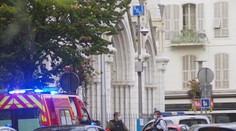 Francúzsko zasiahla séria útokov. V Nice muž s nožom odrezal žene hlavu v kostole