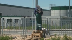 Preskakovaniu plota je koniec. Zamestnanci pri nitrianskej automobilke sa konečne dočkajú autobusov