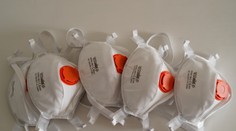 Štát zakáže verejnosti respirátory. Chrániť majú ľudí v prvej línii